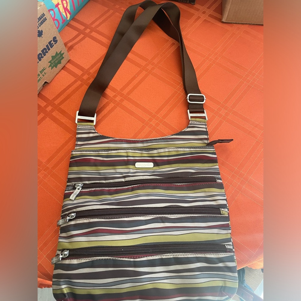 Baggallini purse with adjustable strap and mini bag